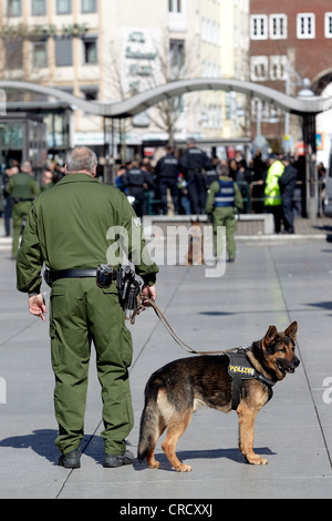 Agent de police avec la police chien à une manifestation néonazie à Coblence, Rhénanie-Palatinat, Allemagne, Europe Banque D'Images