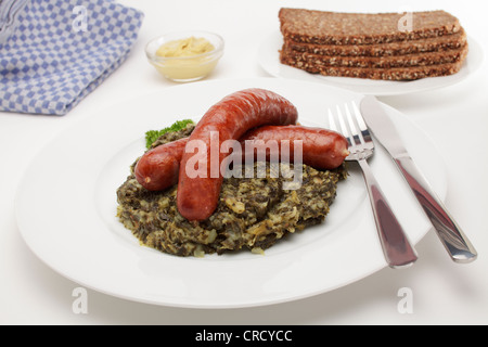 Mettwurst saucisses fumées au chou vert avec de la moutarde et du pain Banque D'Images