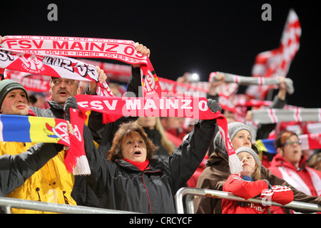 Fans de la FSV Mayence 05 en stade Bruchweg, Mayence, Rhénanie-Palatinat, Allemagne, Europe Banque D'Images