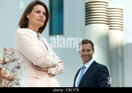 Confident businesswoman and businessman outdoors Banque D'Images