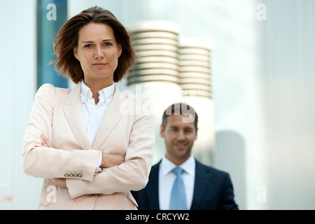 Confident businesswoman and businessman outdoors Banque D'Images