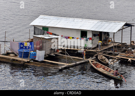 Maison flottante typique de l'Amazonie, ville de tefe près de Manaus, Amazonas, Brésil, province de l'Amérique du Sud Banque D'Images