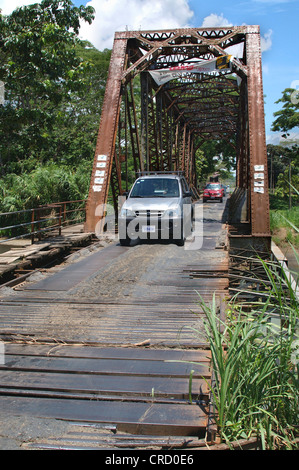 Voitures sur un petit pont de décrépitude à Puntarenas, Costa Rica Banque D'Images