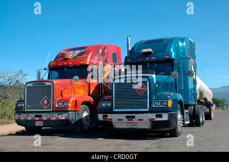 Camions sur la Panamericana, Costa Rica Banque D'Images