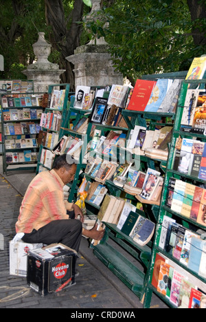 Book stands à la Plaza de Armas, à Cuba, mer des Caraïbes, La Habana Banque D'Images