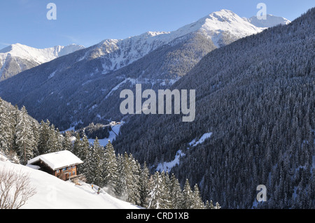 Chalet en hiver, la vallée de Ulten, Tyrol du Sud, Italie Banque D'Images