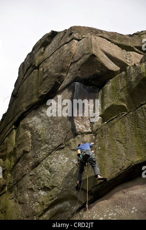 Rock climber sur la fissure à Cratcliffe Rocks dans le Peak District, Derbyshire, Royaume-Uni Banque D'Images