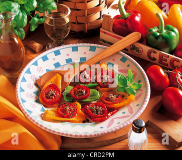 Poivrons avec tomate, filets d'anchois et légumes, Italie. Banque D'Images