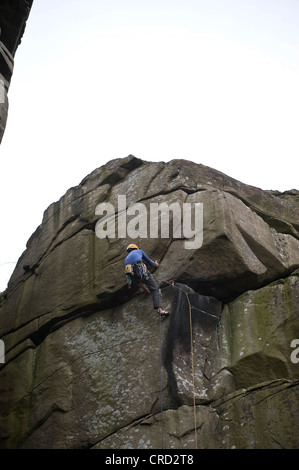 Rock climber sur la fissure à Cratcliffe Rocks dans le Peak District, Derbyshire, Royaume-Uni Banque D'Images