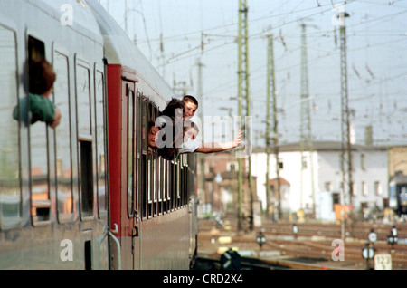 Les jeunes gens qui sont assis dans le train Banque D'Images