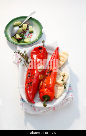 Le poivre fait grillé avec salade de concombre et Halloumi Banque D'Images