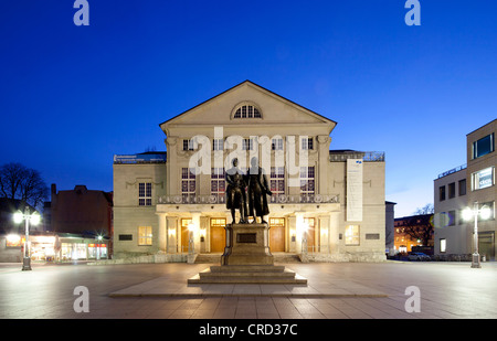 Théâtre National allemand Goethe, Schiller Monument, Weimar, Thuringe, Allemagne, Europe, PublicGround Banque D'Images