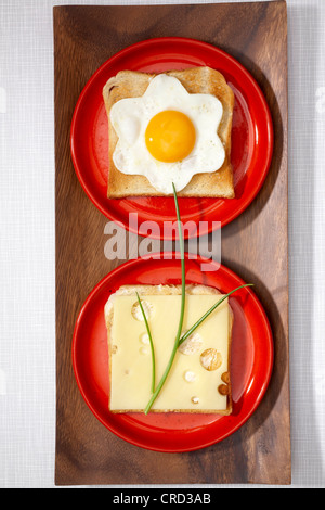 Toasts avec fromage et œuf frit Banque D'Images