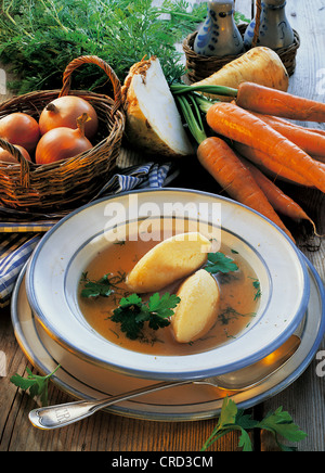 Soupe de boulettes de semoule, cuisine autrichienne classique, Autriche. Banque D'Images