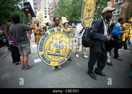 Des milliers de manifestants en mars la Cinquième Avenue à New York pour une marche silencieuse pour protester contre la politique de la police de s'arrêter et frisk Banque D'Images