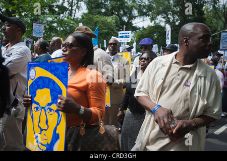 Des milliers de manifestants en mars la Cinquième Avenue à New York pour une marche silencieuse pour protester contre la politique de la police de s'arrêter et frisk Banque D'Images