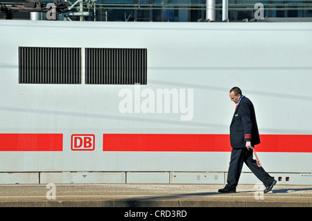 En face de l'inspecteur de train à la gare centrale de Stuttgart, Allemagne, Bade-Wurtemberg, Stuttgart Banque D'Images