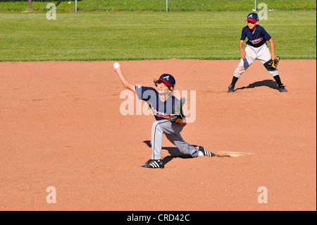 La petite ligue de baseball baseball pitcher lancer Banque D'Images