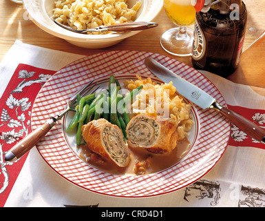 Roulade de veau aux champignons épicés, haricots verts et nouilles aux œufs de spaetzle, Pologne. Banque D'Images