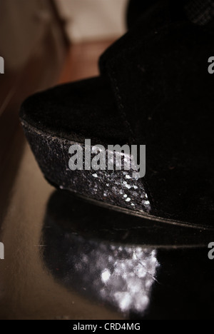 Cuir velours noir chaussures à talons hauts pour femmes sur un fond brillant. Banque D'Images