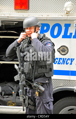 Agent de police en face de la bourse au Wall Street, USA, New York, Manhattan Banque D'Images