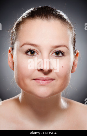 Jeune femme avec une expression faciale neutre Banque D'Images