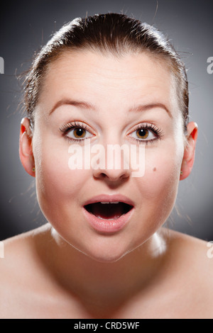 Jeune femme a l'air surpris Banque D'Images
