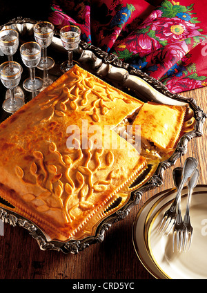 Tarte au chou caucasien, pâtisserie remplie de chou, oignons, œufs durs et raisins secs, Russie. Banque D'Images