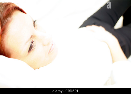 Young woman lying on a couch Banque D'Images