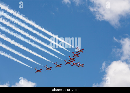 Les Snowbirds en formation au-dessus d'Ottawa. Une formation de 9 avions d'entraînement acrobatique des Snowbirds jour Canada Survol de la colline du parlement Banque D'Images