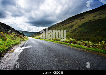 Les routes de campagne dans le Lake District uk voiture cgi d'origines fluffy clouds hills Banque D'Images