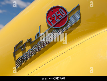 Gros travail de Ford F.250. Camion Ford logo sur un camion peint vintage jaune vif. Banque D'Images