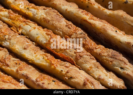 Bâtonnets de pain au fromage. Baguettes de pain incrustés de fromage à un affichage du vendeur. Banque D'Images