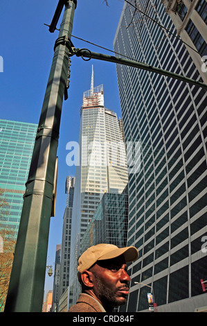 Tête d'un homme noir à l'avant du bâtiment Home Box Office, côté droit la W.R. Grace, Bâtiment, USA, New York, Manhattan Banque D'Images