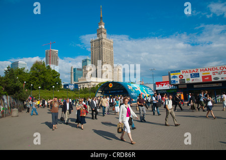 Les gens de sortir avec la station de métro Palais de la Culture et de la science en arrière-plan le centre de Varsovie Pologne Srodmiescie Europe Banque D'Images