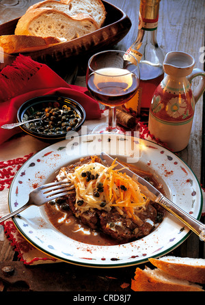 'Rosbif' Esterhazy, tranches de boeuf braisé dans une sauce à la crème, épicé avec une garniture de légumes racines, Hongrie Banque D'Images