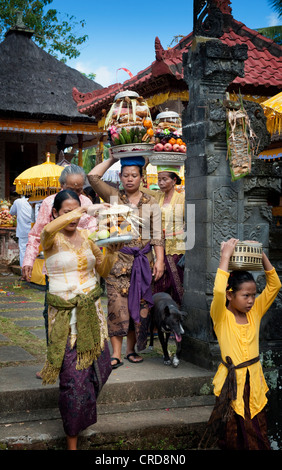 Chaque temple à Bali a un festival, un odalan, pour célébrer l'anniversaire de consécration de temple. Banque D'Images