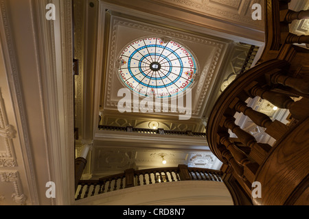 Puits de dôme en vitrail avec escalier en bois au château Boldt. Banque D'Images