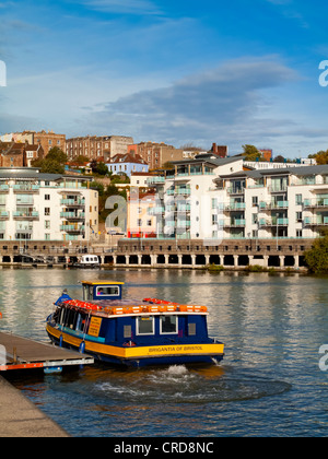 Ferry dans l'eau les quais de Bristol et le quartier du port dans le centre-ville Angleterre UK qui a été largement réaménagé Banque D'Images