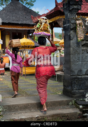 Chaque temple à Bali a un festival, un odalan, pour célébrer l'anniversaire de consécration de temple. Banque D'Images