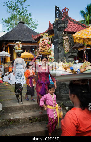 Chaque temple à Bali a un festival, un odalan, pour célébrer l'anniversaire de consécration de temple. Banque D'Images