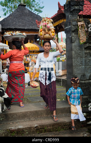 Chaque temple à Bali a un festival, un odalan, pour célébrer l'anniversaire de consécration de temple. Banque D'Images