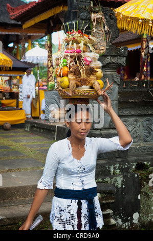 Chaque temple à Bali a un festival, un odalan, pour célébrer l'anniversaire de consécration de temple. Banque D'Images