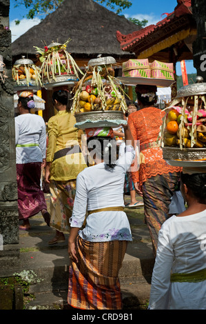 Chaque temple à Bali a un festival, un odalan, pour célébrer l'anniversaire de consécration de temple. Banque D'Images