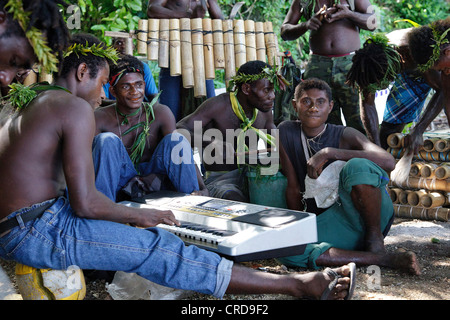 Les hommes autochtones de l'Île, Nissan, îles vertes, la Papouasie-Nouvelle-Guinée, de l'Australasie, Océanie Banque D'Images