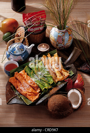 Crêpes à la noix de coco colorées à base de farine de riz et de lait de coco, Thaïlande. Banque D'Images