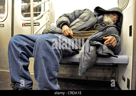 Les sans-abri dormant dans le métro, USA, New York, Manhattan Banque D'Images