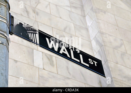 Signe de route en face de la Bourse de New York au Wall Street, USA, New York, Manhattan Banque D'Images