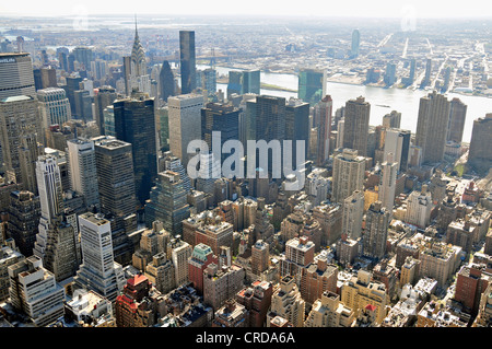 Vue depuis l'Empire State Building sur Midtown pour le Chrysler Building et le Trump World Tower, USA, New York, Manhattan Banque D'Images