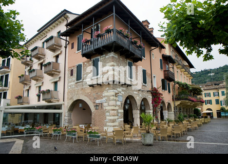 L'architecture typique des maisons et des restaurants dans la ville de la côte italienne Banque D'Images